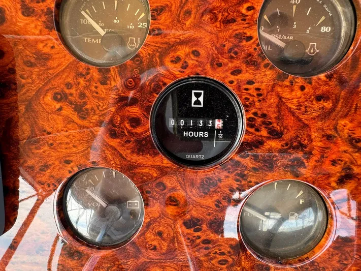 Jjetsdream Yacht Photos Pics Dashboard of a 1999 Maxum 4600 SCB boat with hour meter and gauges.