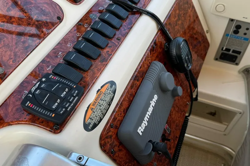 Jjetsdream Yacht Photos Pics Control panel of a 1999 Maxum 4600 SCB boat with Raymarine equipment.