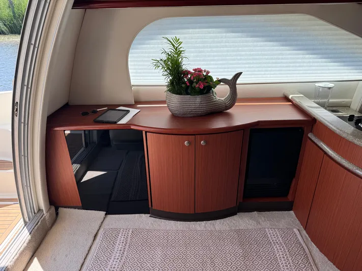 Jjetsdream Yacht Photos Pics Interior of 1999 Maxum 4600 SCB yacht with wooden cabinetry and decorative plant.