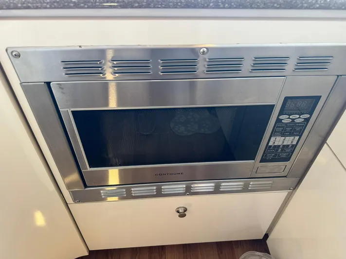 Jjetsdream Yacht Photos Pics Built-in microwave in 1999 Maxum 4600 SCB yacht kitchen.