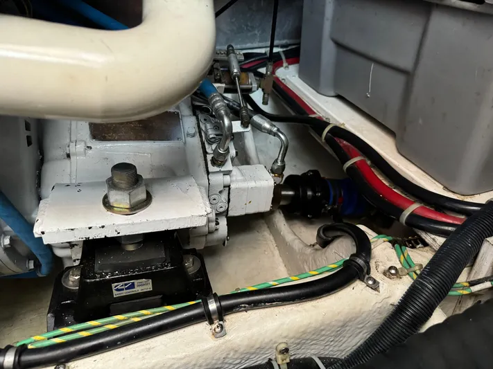 Jjetsdream Yacht Photos Pics Engine compartment of a 1999 Maxum 4600 SCB boat, showing mechanical components and wiring.