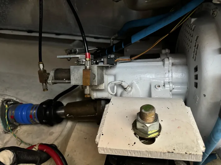 Jjetsdream Yacht Photos Pics Engine component of a 1999 Maxum 4600 SCB boat, featuring mechanical parts and wiring.