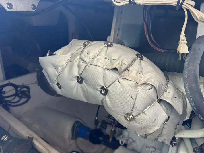 Jjetsdream Yacht Photos Pics Engine compartment of 1999 Maxum 4600 SCB with insulated exhaust pipe.