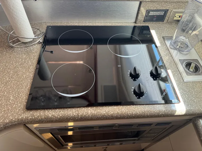 Jjetsdream Yacht Photos Pics Electric stovetop in 1999 Maxum 4600 SCB yacht kitchen with three burners and control knobs.