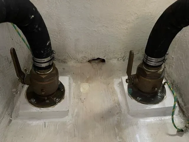 Jjetsdream Yacht Photos Pics 1999 Maxum 4600 SCB boat plumbing valves with hoses and clamps.