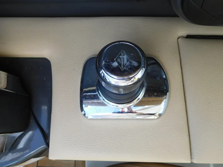  Yacht Photos Pics 2015 Sea Ray 350 SLX boat control knob on beige dashboard.