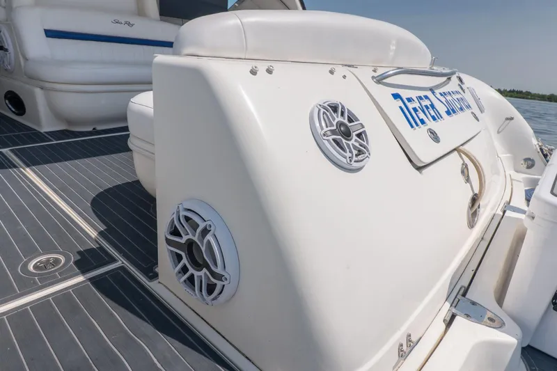  Yacht Photos Pics 2005 Sea Ray 420 Sundancer boat deck with speakers and seating.