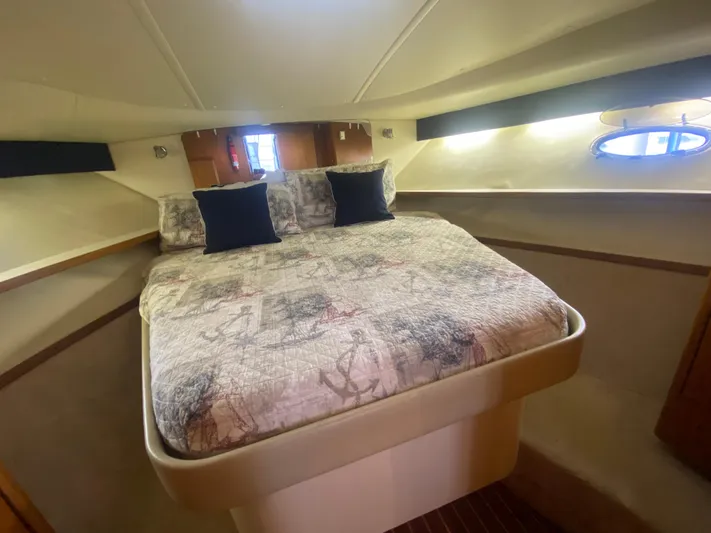 Details Yacht Photos Pics Cozy cabin interior of 1998 Tiara Yachts 35 Open with a comfortable bed.