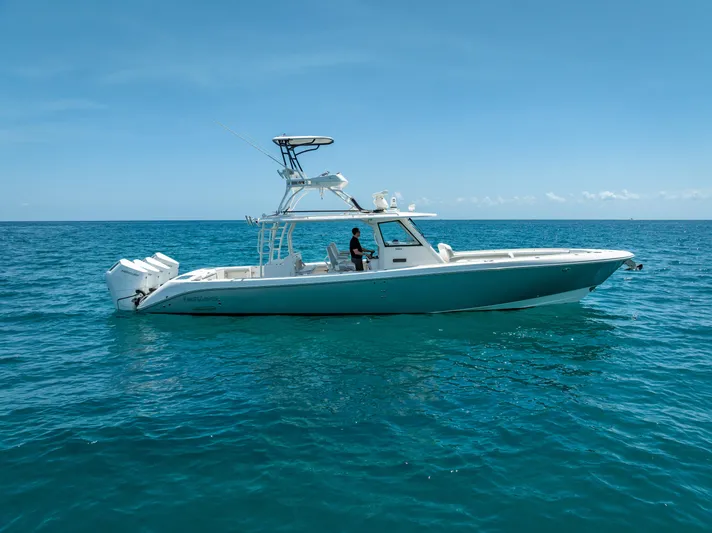  Yacht Photos Pics 2018 Everglades 435 Center Console boat on open ocean under clear blue sky.