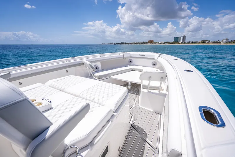  Yacht Photos Pics 2018 Everglades 435 Center Console boat on open water, featuring luxurious seating and clear skies.