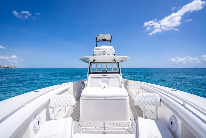  Yacht Photos Pics 2018 Everglades 435 Center Console boat on open ocean under clear blue sky.