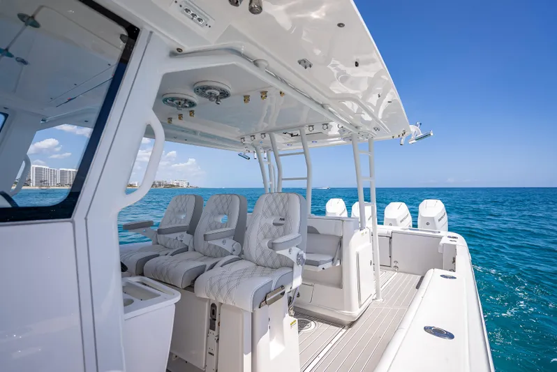  Yacht Photos Pics 2018 Everglades 435 Center Console boat on open sea, featuring luxurious seating and clear skies.