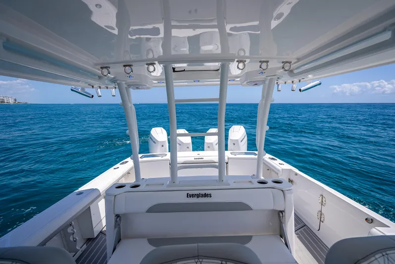  Yacht Photos Pics 2018 Everglades 435 Center Console boat on open ocean, showcasing spacious deck and seating.
