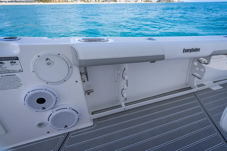  Yacht Photos Pics 2018 Everglades 435 Center Console boat interior with speakers and ocean view.