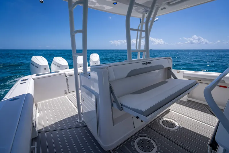  Yacht Photos Pics 2018 Everglades 435 Center Console boat with Mercury engines on open sea.