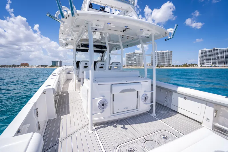  Yacht Photos Pics 2018 Everglades 435 Center Console boat on clear blue water with city skyline.