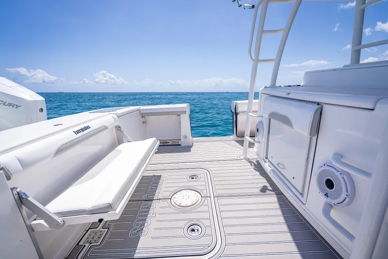  Yacht Photos Pics 2018 Everglades 435 Center Console boat deck with ocean view and seating.