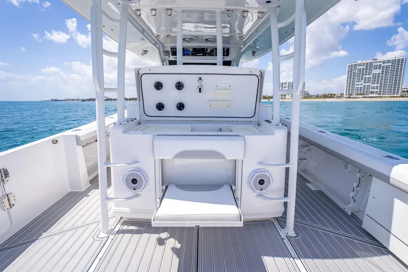  Yacht Photos Pics 2018 Everglades 435 Center Console boat interior with ocean view and modern amenities.