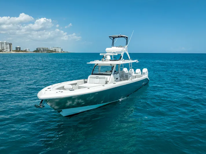  Yacht Photos Pics 2018 Everglades 435 Center Console boat on clear blue ocean water.