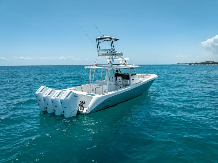 Yacht Photos Pics 2018 Everglades 435 Center Console boat on open blue ocean.