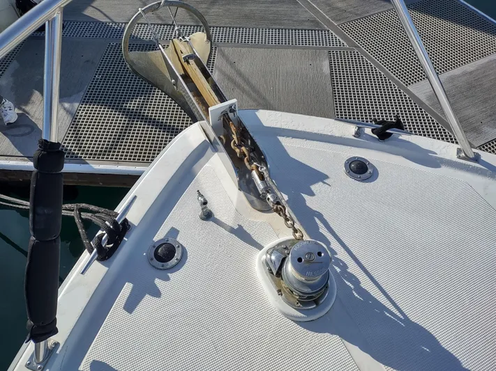 L' Espirit Yacht Photos Pics Anchor and windlass system on 1989 Ocean Alexander 440 CPMY yacht.