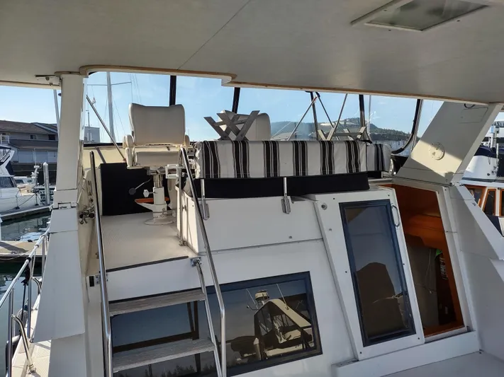 L' Espirit Yacht Photos Pics 1989 Ocean Alexander 440 CPMY yacht interior with upper deck seating.