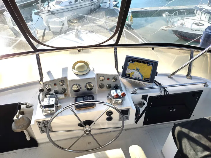 L' Espirit Yacht Photos Pics 1989 Ocean Alexander 440 CPMY helm with navigation equipment and steering wheel.