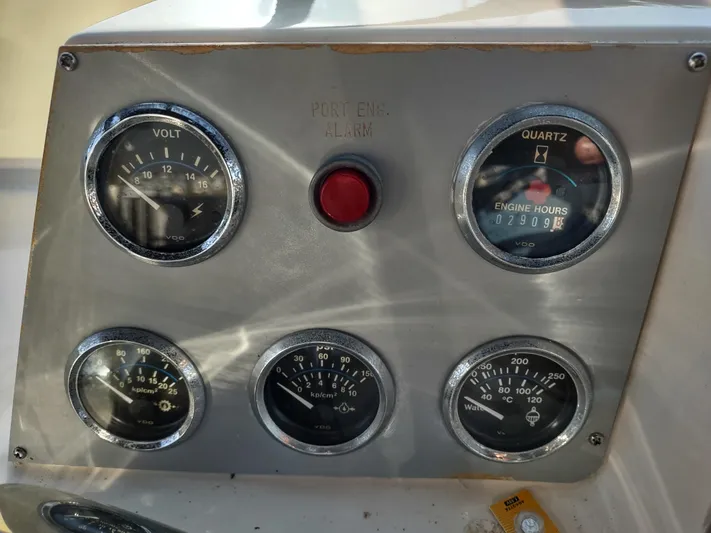 L' Espirit Yacht Photos Pics Instrument panel of a 1989 Ocean Alexander 440 CPMY yacht.