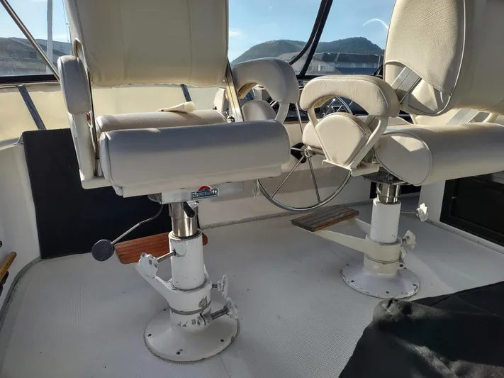 L' Espirit Yacht Photos Pics Captain's chairs on the 1989 Ocean Alexander 440 CPMY yacht bridge.