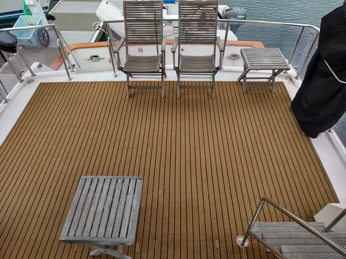 L' Espirit Yacht Photos Pics Spacious deck of 1989 Ocean Alexander 440 CPMY with wooden chairs and table.
