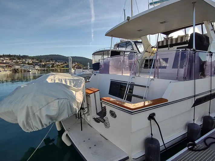 L' Espirit Yacht Photos Pics 1989 Ocean Alexander 440 CPMY yacht docked at marina.