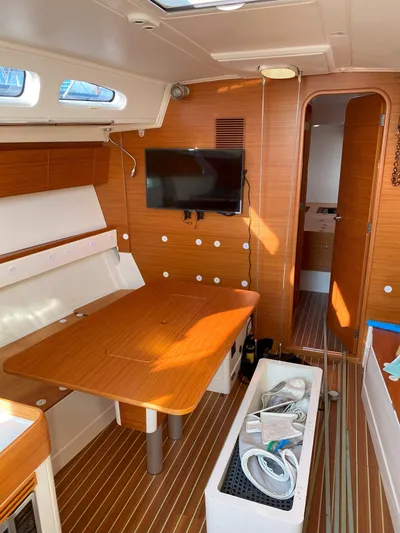 Vamoosh Yacht Photos Pics Dining Table