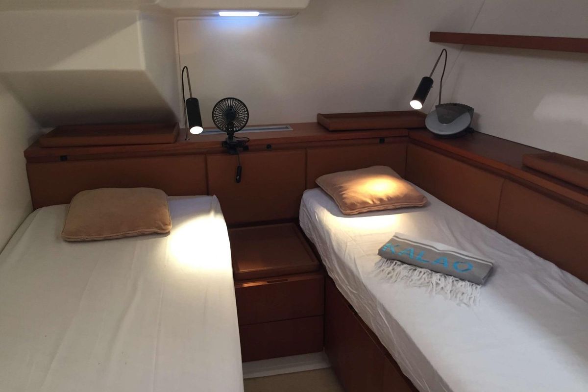 2003 Maxi Dolphin 65 