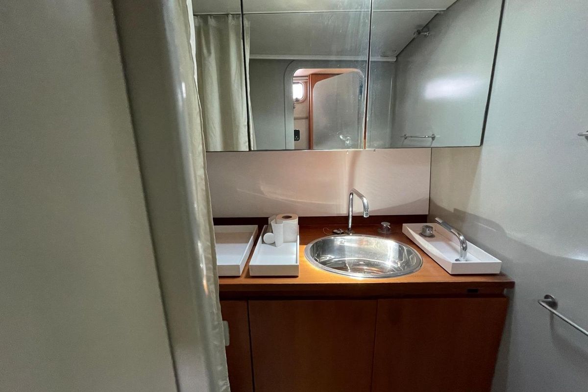 2003 Maxi Dolphin 65 