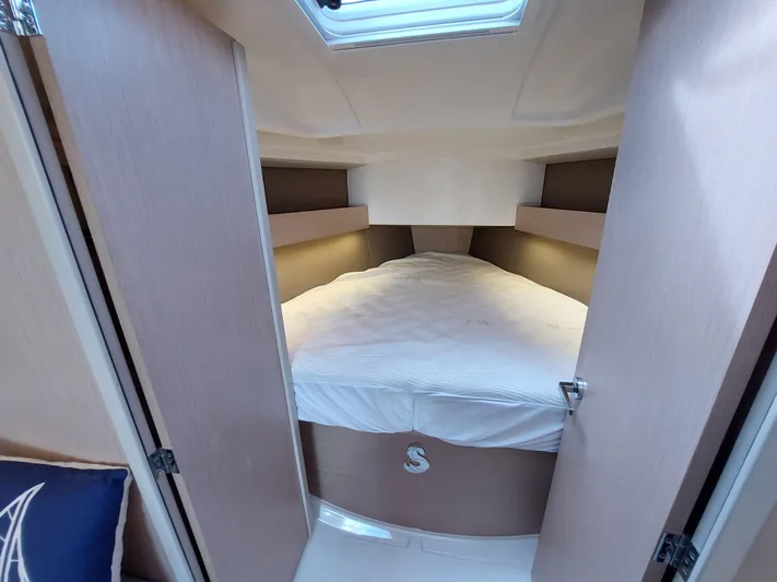 "makai" Yacht Photos Pics Cozy cabin interior of 2020 Beneteau Oceanis 30.1 sailboat with comfortable bedding.