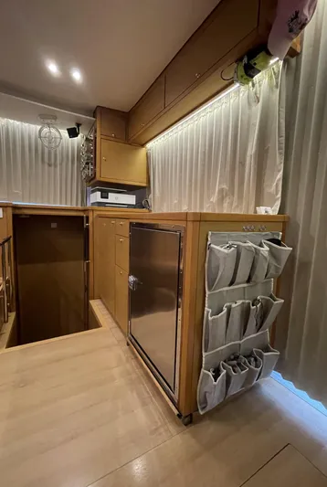 Stray Cats Yacht Photos Pics 