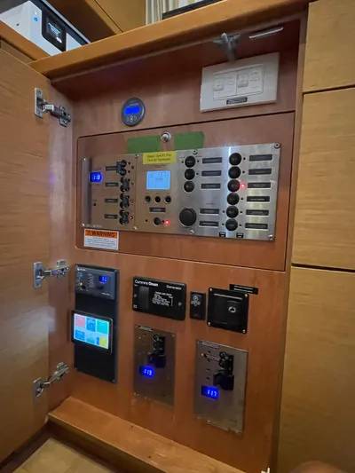 Stray Cats Yacht Photos Pics 