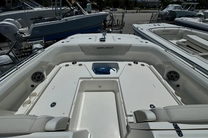 57800 265dc Sf Yacht Photos Pics 2026 World Cat 265 DC-X boat interior, featuring spacious seating and modern design.