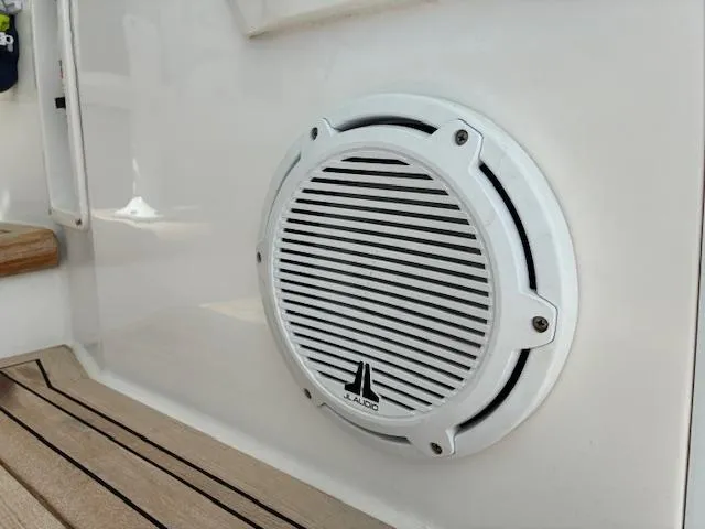  Yacht Photos Pics Speaker on 2009 Intrepid 475 Sport Yacht with teak flooring.