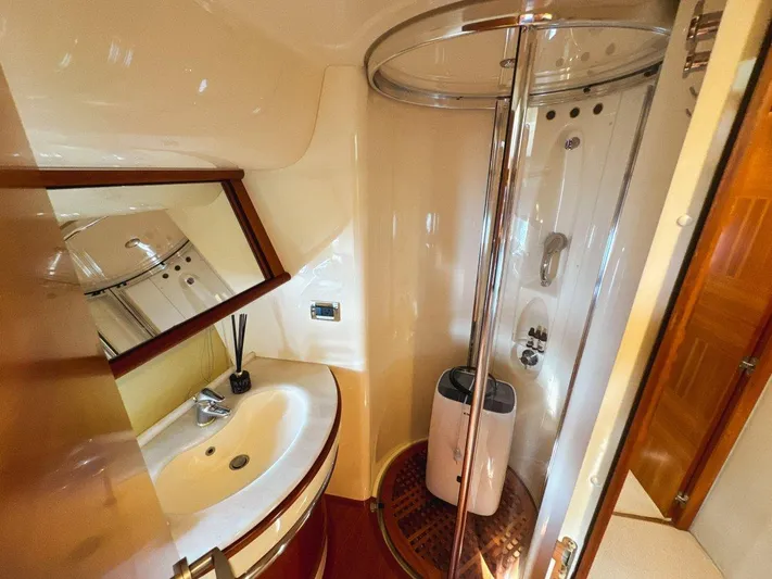 Azimut 62 Evolution Yacht Photos Pics Luxurious bathroom in 2007 Azimut 62 Evolution yacht with modern shower and sink.