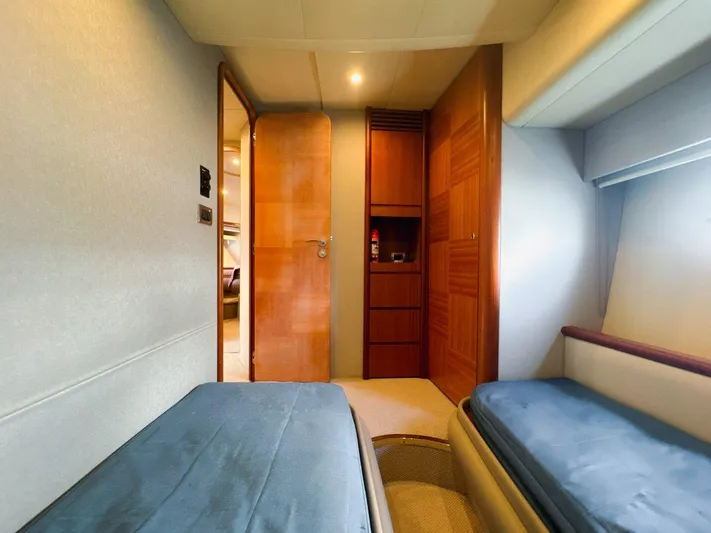 Azimut 62 Evolution Yacht Photos Pics Interior cabin of 2007 Azimut 62 Evolution yacht with twin beds and wooden cabinetry.