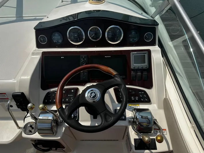  Yacht Photos Pics 11 helm