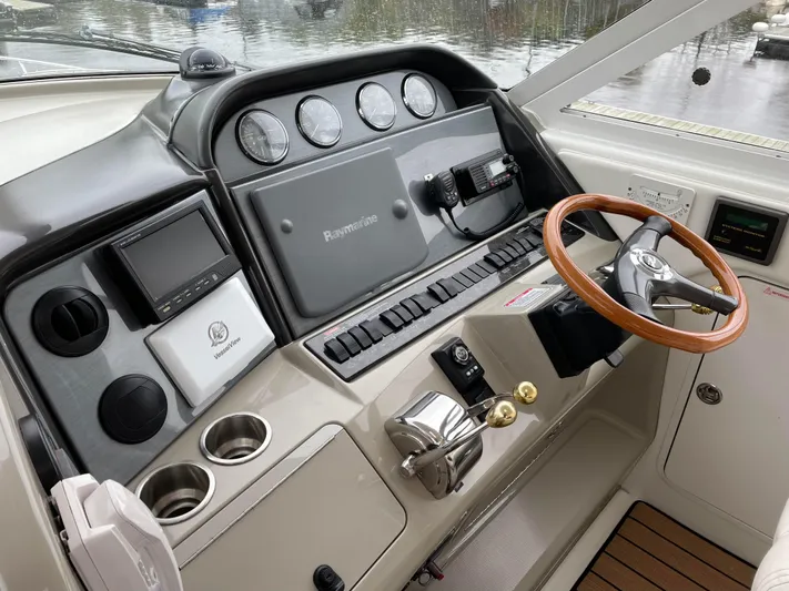 Tre Bella Yacht Photos Pics 2005 Sea Ray 390 Motor Yacht helm with steering wheel and navigation instruments.