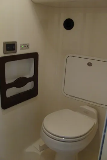 Tre Bella Yacht Photos Pics 2005 Sea Ray 390 Motor Yacht bathroom with toilet and storage compartment.