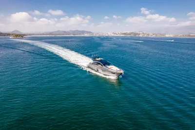 Pershing 82 VHP