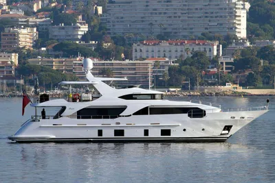 Benetti Delfino 93