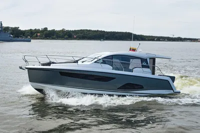 2019 Sealine C330
