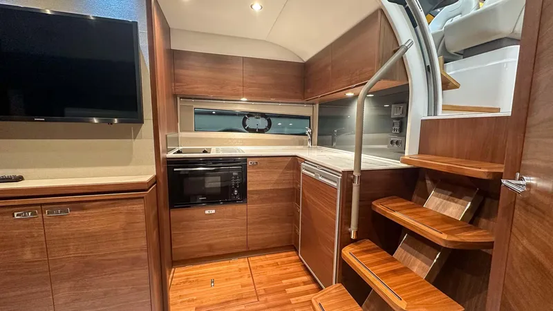 V40170 Yacht Photos Pics 