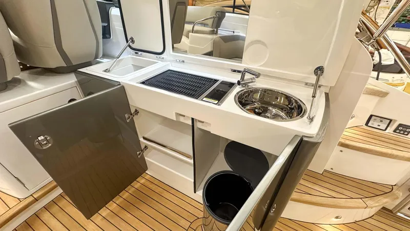 V40170 Yacht Photos Pics 