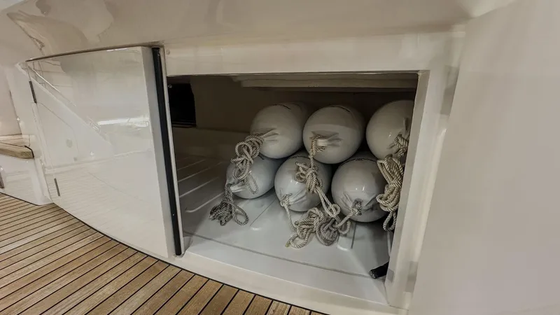 V40170 Yacht Photos Pics 